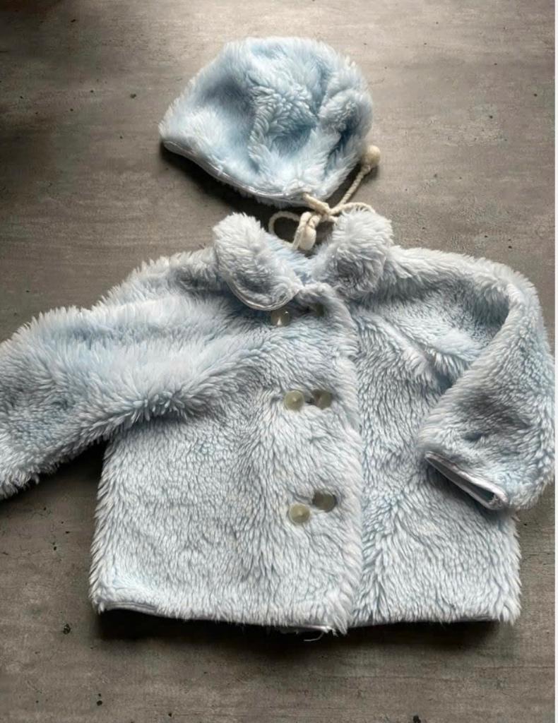 Schattig baby jasje met mutsje, licht blauw, zeer zacht, Antiek en Kunst, Ophalen of Verzenden