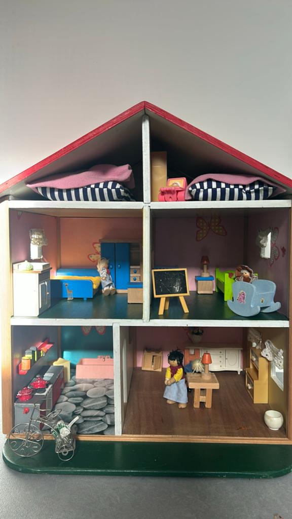 Groot houten poppenhuis met meubels en poppen, Ophalen, Gebruikt, Poppenhuis
