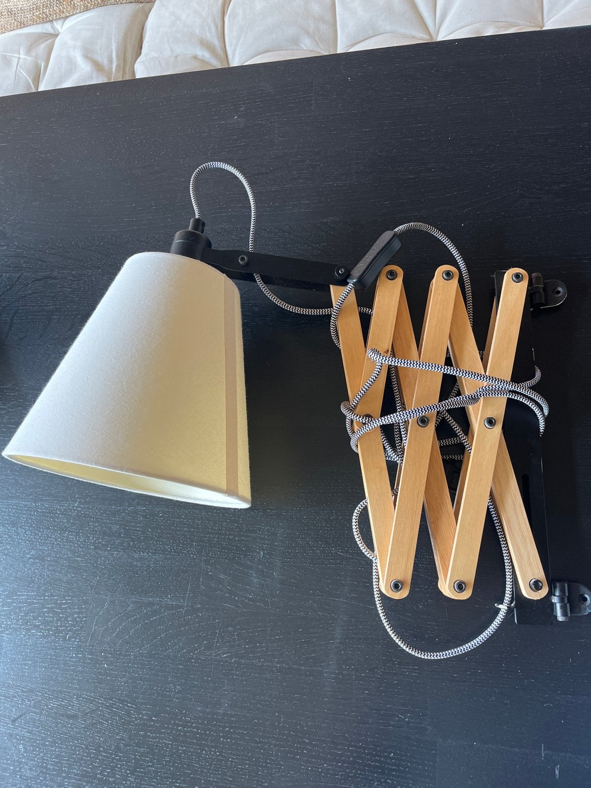 Uitschuifbare wandlamp met witte kap en zwart-wit snoer, Huis en Inrichting, Ophalen, Met snoer/stekker, Gebruikt, E27 (groot)
