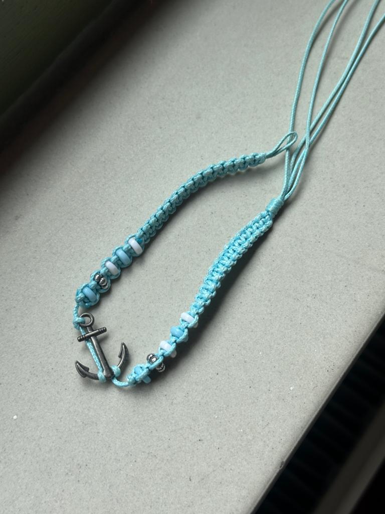 Blauwe armband met kralen en anker bedel, Sieraden, Tassen en Uiterlijk, Armbanden, Overige materialen, Gebruikt, Blauw, Ophalen of Verzenden
