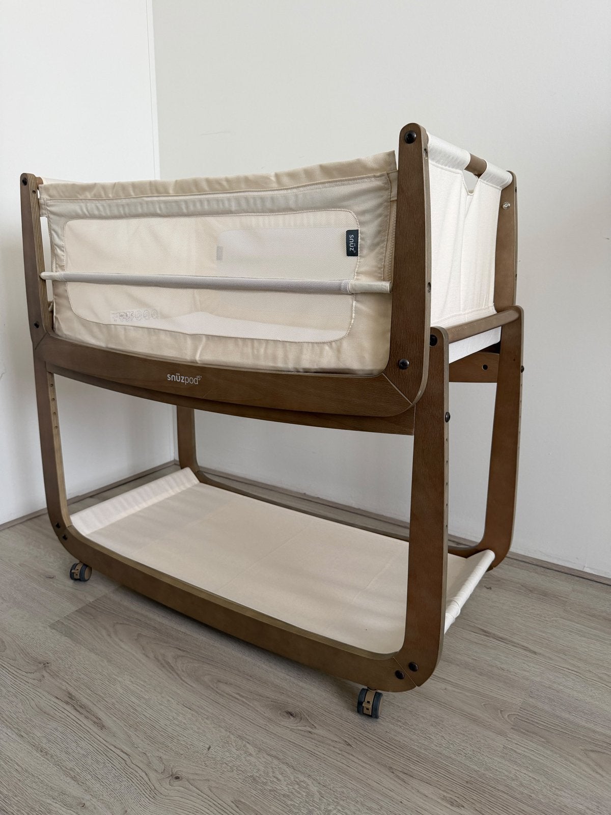 Snuz Co-Sleeper SnüzPod 5 - Walnut + Aerosleep topper, Ophalen, Zo goed als nieuw, Wieg