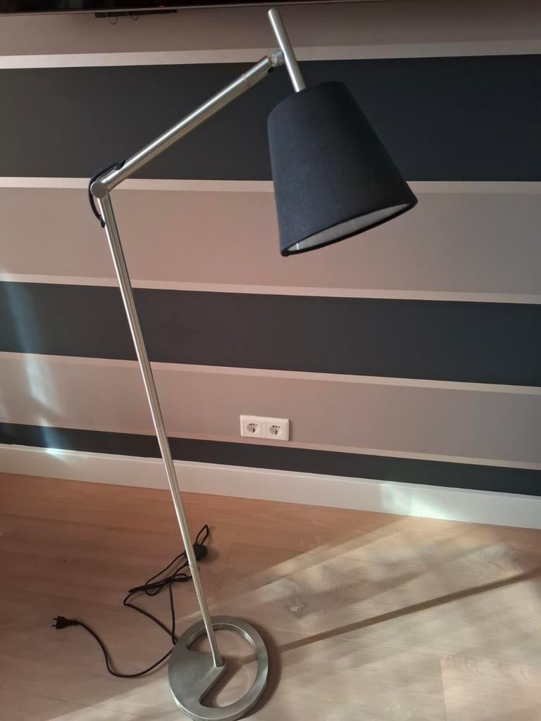 2 Ikea vloerlampen met verstelbare arm en zwarte kap, Ophalen, Modern, Industrieel, Zo goed als nieuw, Stof
