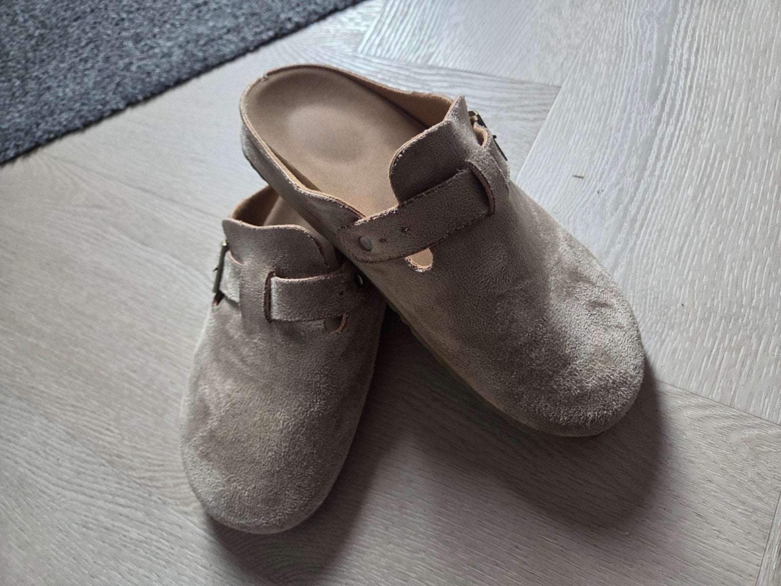 kinder schoenen New Balance, Nike, Louis Vuitton, Slippers, Kinderen en Baby's, Kinderkleding | Schoenen en Sokken, Ophalen, Gebruikt