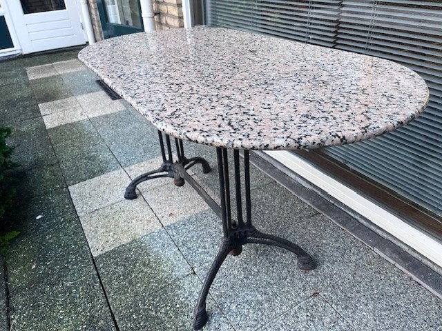 marmeren buitentafel (50x80) met gietijzeren onderstel, Tuin en Terras, Tuintafels, Ophalen, Gebruikt, Ovaal, Overige materialen