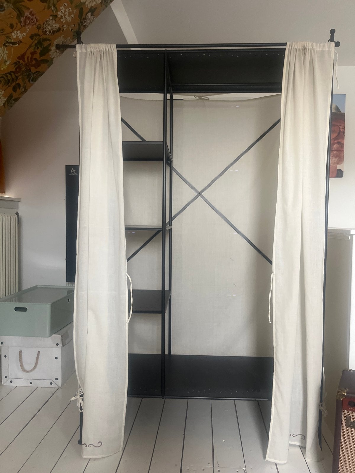 Ikea Kledingrek met planken en gordijnen - Zwart metaal, Ophalen, Met plank(en), Gebruikt, 100 tot 150 cm