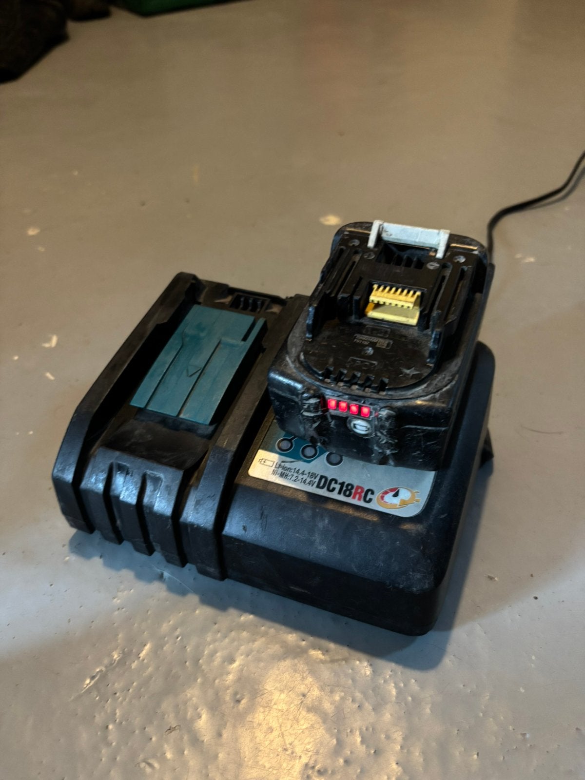 Makita oplader + accu, Doe-het-zelf en Verbouw, Gereedschap | Machine-onderdelen en Toebehoren, Ophalen of Verzenden, Zo goed als nieuw