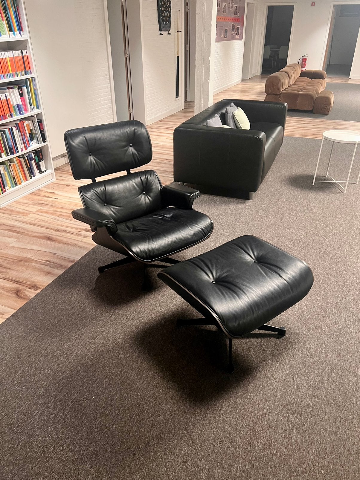 Vitra Eames Lounge Chair met voetenbankje, Huis en Inrichting, Ophalen, Design klassieker, 125 tot 150 cm, Zo goed als nieuw