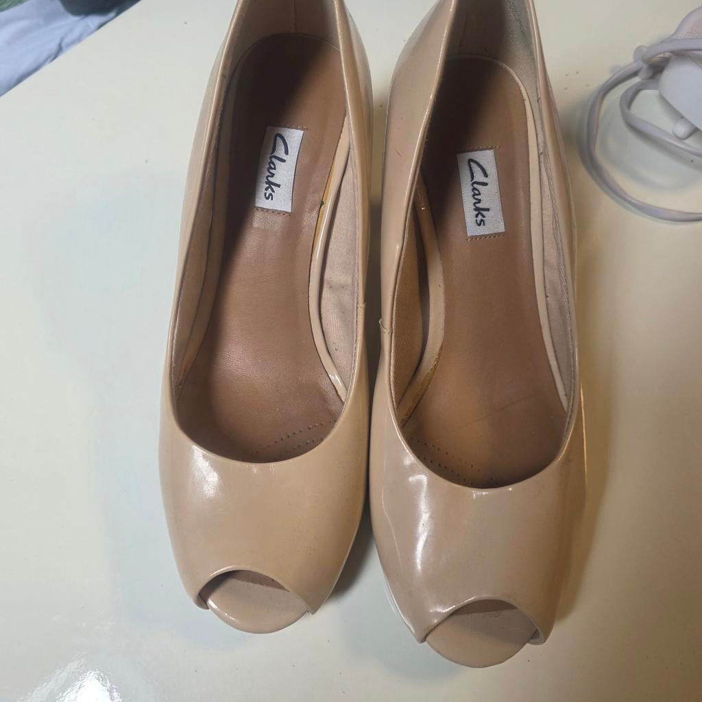 Clarks Peep-toe Pumps - Maat 5 - Beige Lakleer maat 38, Ophalen of Verzenden