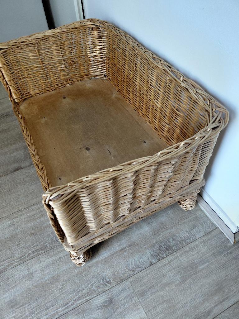 Te koop Hondenbankje, Ophalen, Gebruikt, Riet