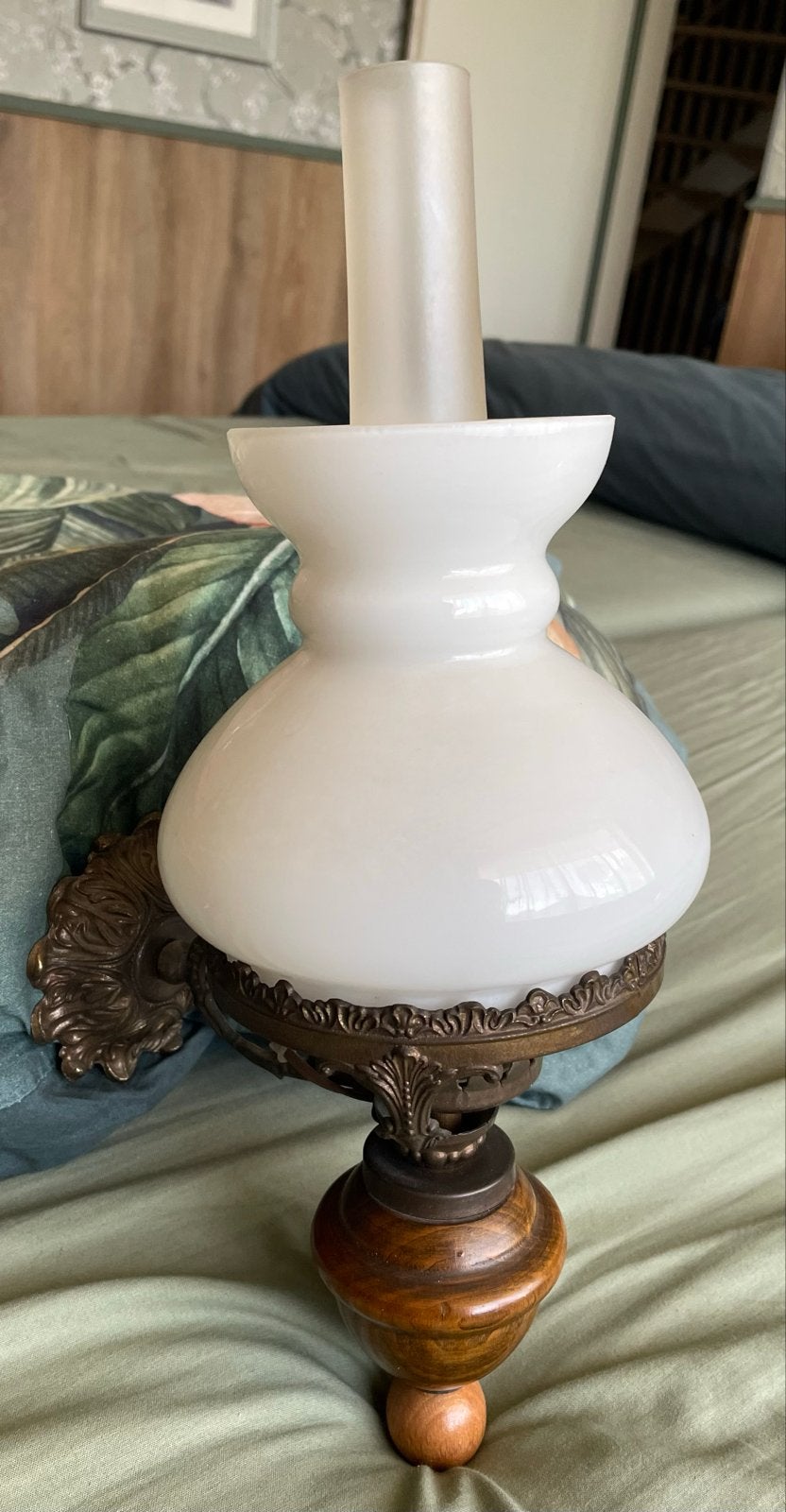 Antieke wandlamp met melkglas kap, Ophalen of Verzenden