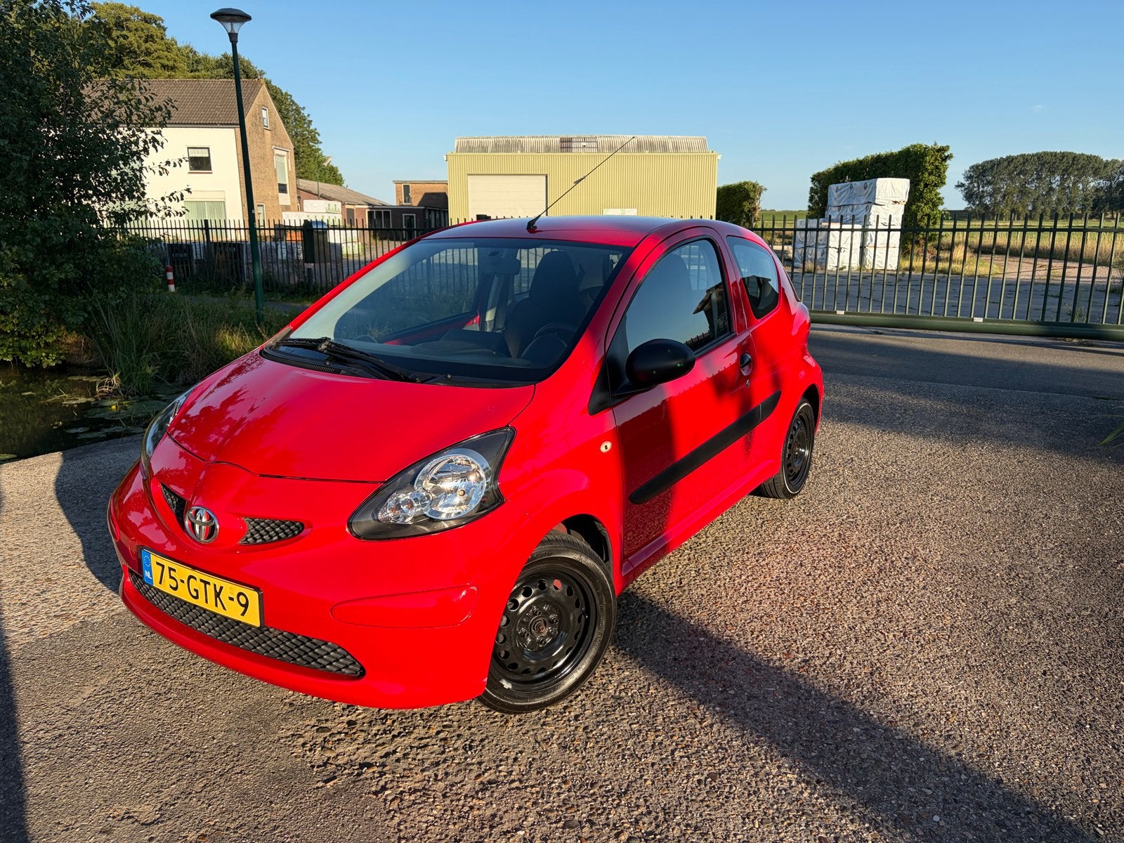 Toyota Aygo 1.0 12V Vvt-i 3DRS MMT 2008 Rood, Auto's, Voorwielaandrijving, Stof, Zwart, 4 stoelen