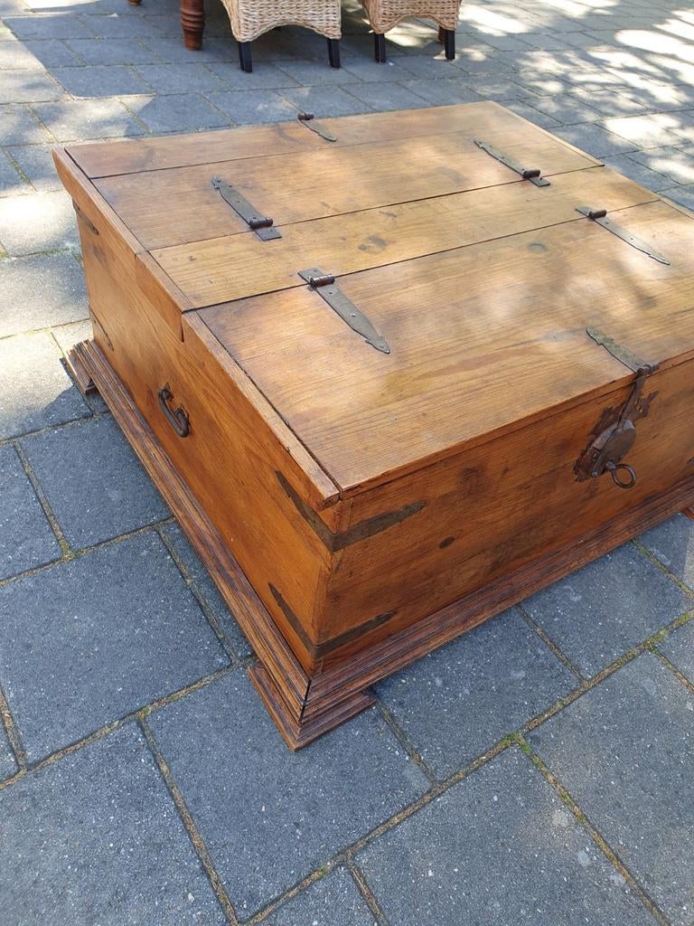 Antieke dekenkist / salontafel van massief hout, Overige houtsoorten, Gebruikt, 100 tot 150 cm, Onbekend