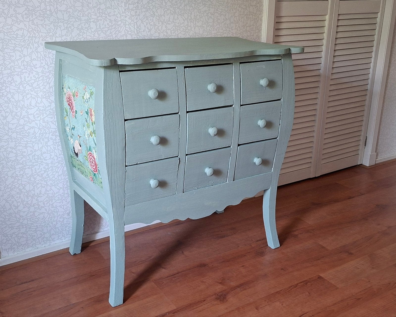 Sierlijk ladekastje in licht groen - 70x77x42,5cm, Huis en Inrichting, Kasten | Ladekasten, Ophalen, Gebruikt, 5 laden of meer