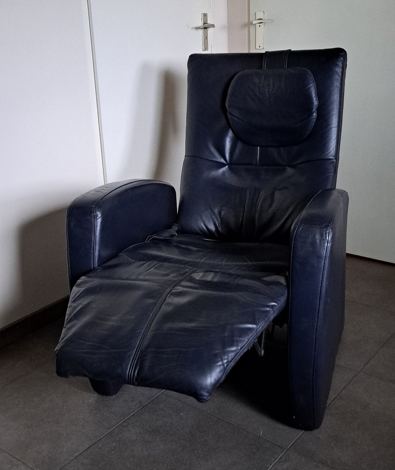 2 blauwe leren relaxfauteuils, Huis en Inrichting, Fauteuils, Ophalen, Gebruikt, Modern, Comfort, 75 tot 100 cm