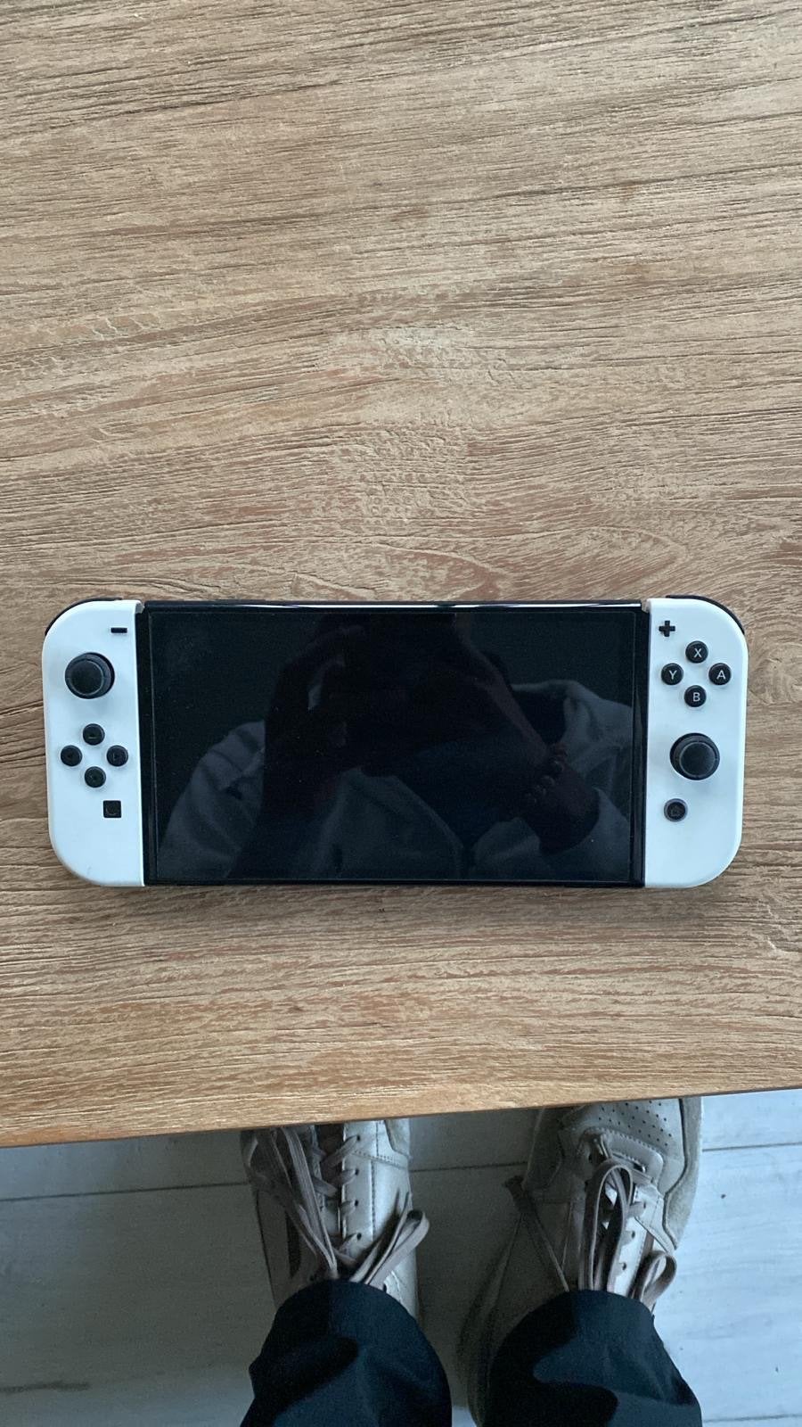 Nintendo Switch OLED - Zo goed als nieuw, Spelcomputers en Games, Spelcomputers | Nintendo Switch, Ophalen of Verzenden, Zo goed als nieuw
