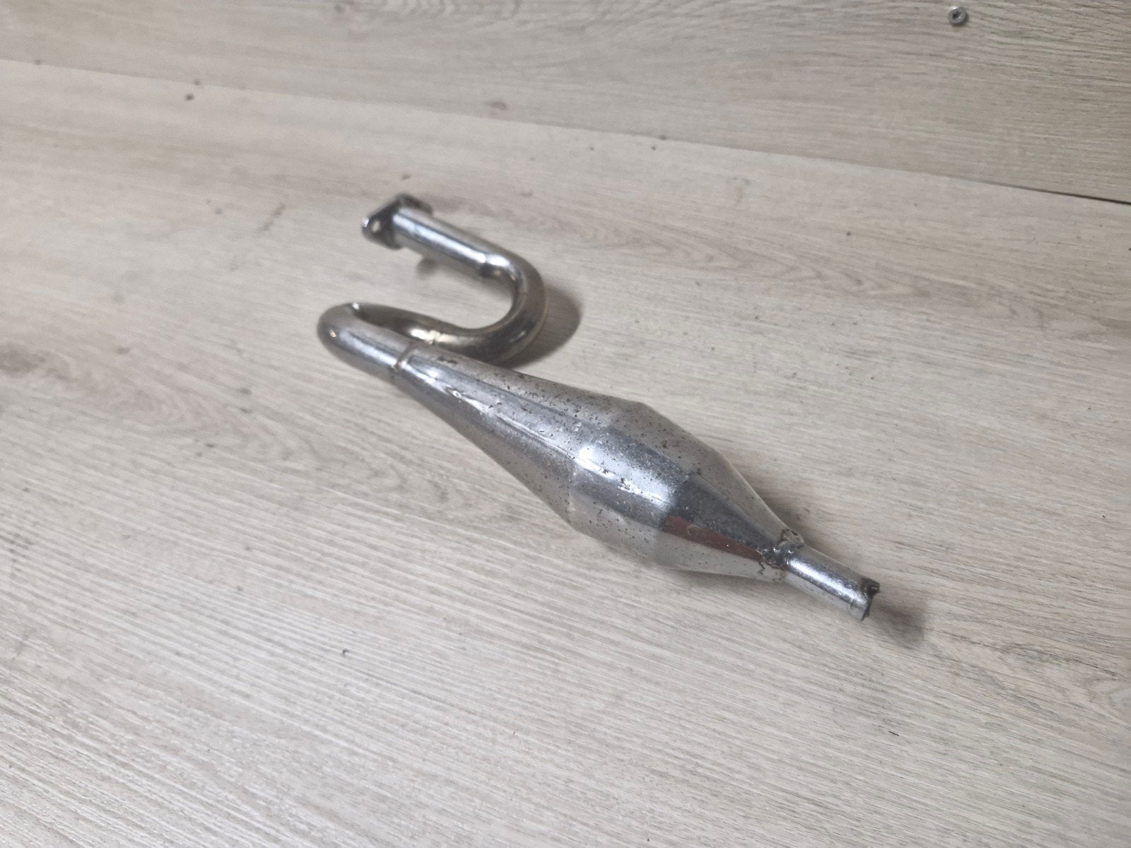 Reely carbon fighter uitlaat, Ophalen of Verzenden, Zo goed als nieuw, Overige schalen, Onderdeel