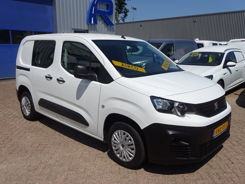 Peugeot Partner 1.2 PureTech Pro BENZINE AIRCO NAVI CRUISE C, Auto's, Bestelauto's, Voorwielaandrijving, Gebruikt, 1199 cc, Wit