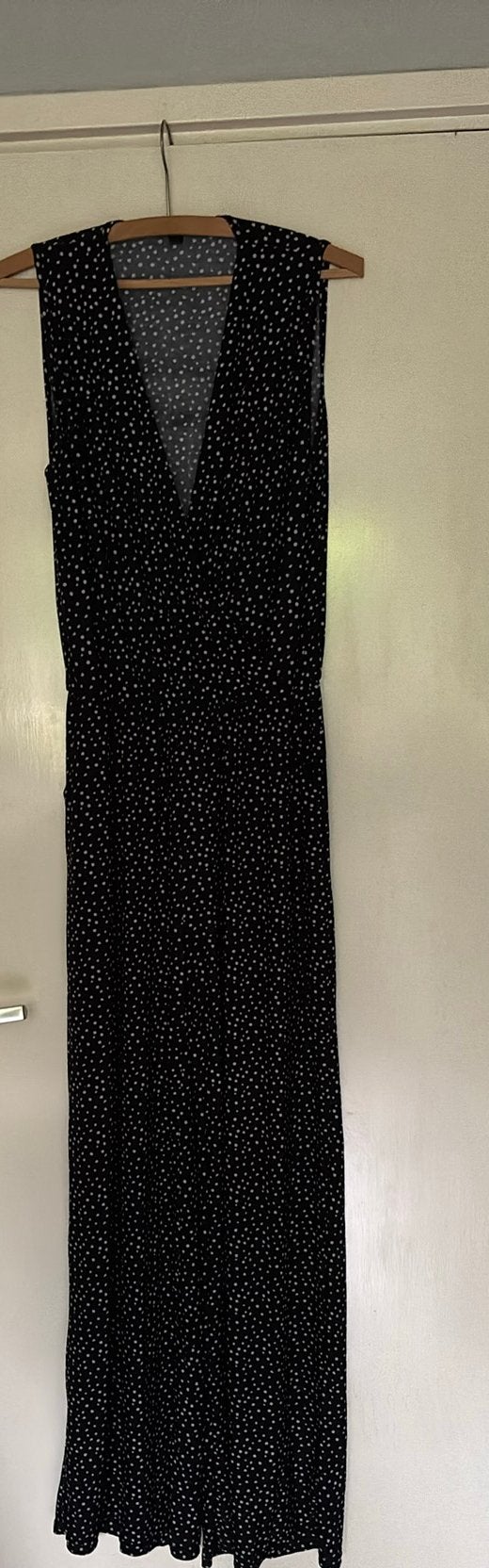 Zwarte jumpsuit met witte stippen maat l/xl 97% polyester, Kleding | Dames, Ophalen of Verzenden, Zo goed als nieuw, Maat 42/44 (L)