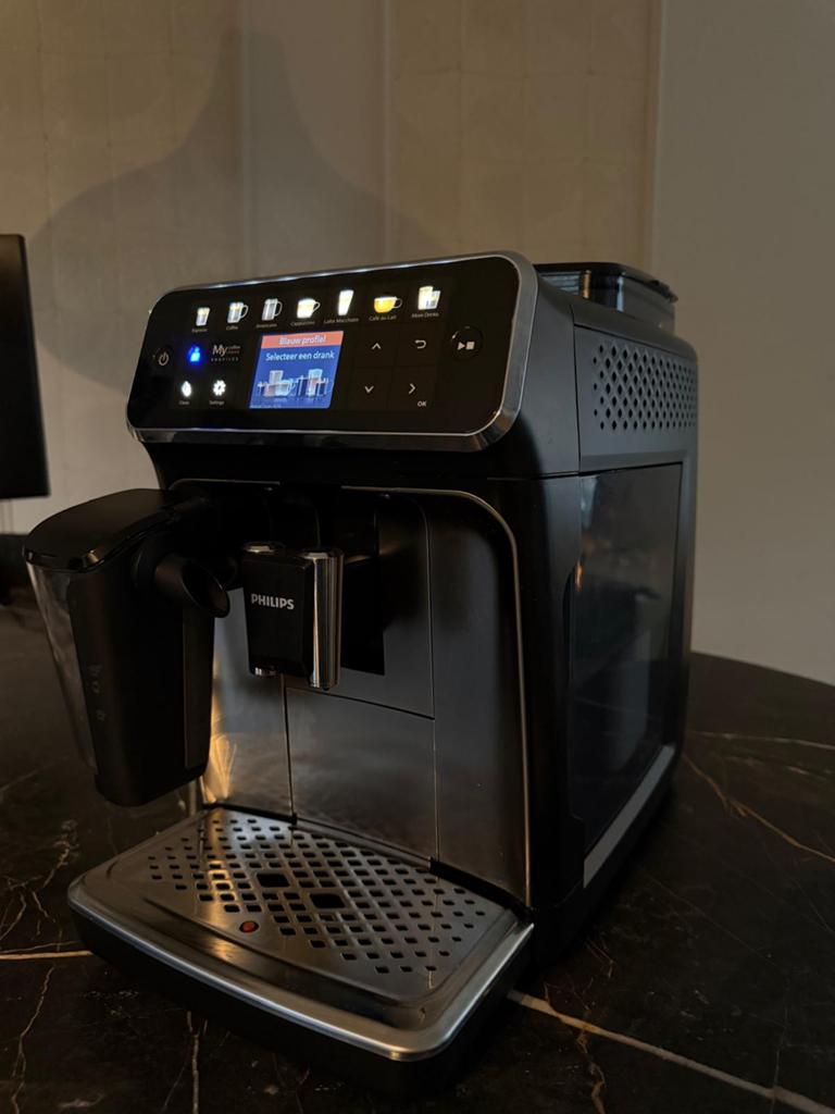 Philips Series LatteGo 5400 EP5447/90 - zwart/zilver, Witgoed en Apparatuur, Koffiezetapparaten, Ophalen of Verzenden, Zo goed als nieuw