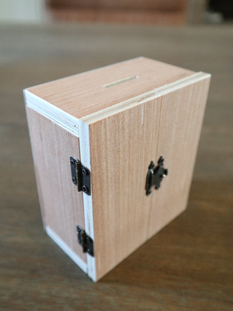spaarpot ( model kast ), Verzamelen, Spaarpotten, Ophalen of Verzenden, Nieuw, Hout