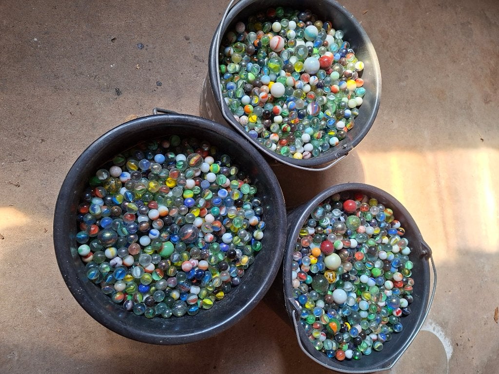 knikkers en stuiters met 2 glazen vazen, Ophalen, Zo goed als nieuw, Meerkleurig, Glas