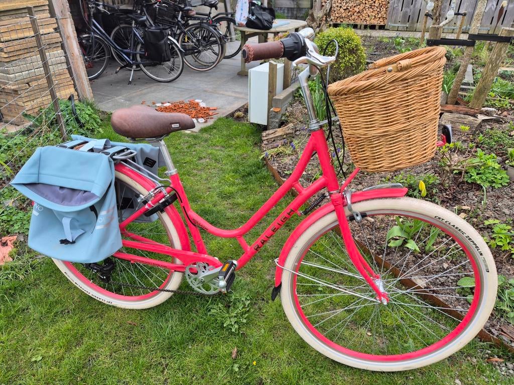 Raleigh damesfiets met mand en fietstassen, Ophalen of Verzenden