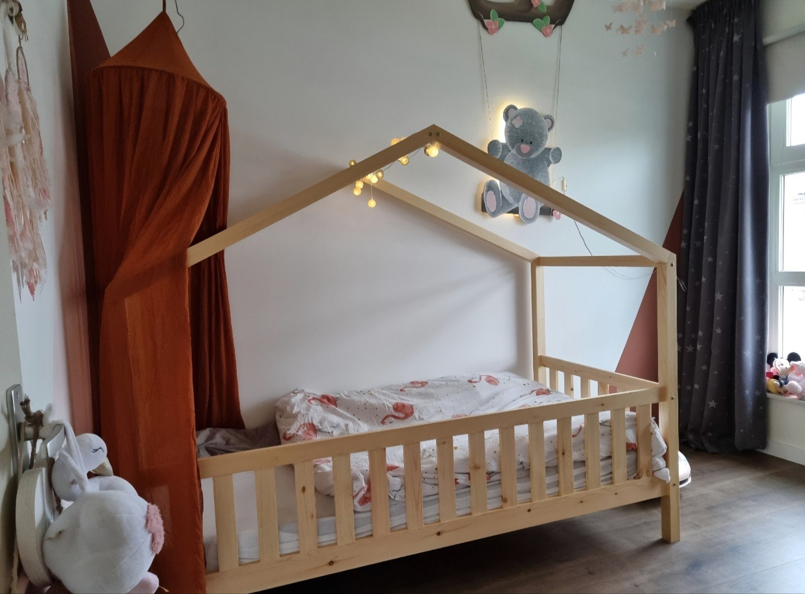 Dallas kinderbed huisbed 90x200 cm grenen, Ophalen, 85 tot 100 cm, Zo goed als nieuw, Lattenbodem