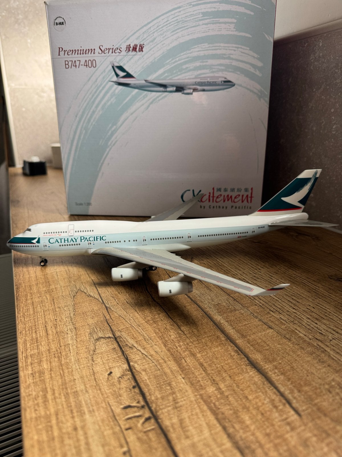 Cathay Pacific Boeing 747-400 B-HUE schaal 1:200, Overige merken, 1:200 of kleiner, Ophalen of Verzenden, Zo goed als nieuw