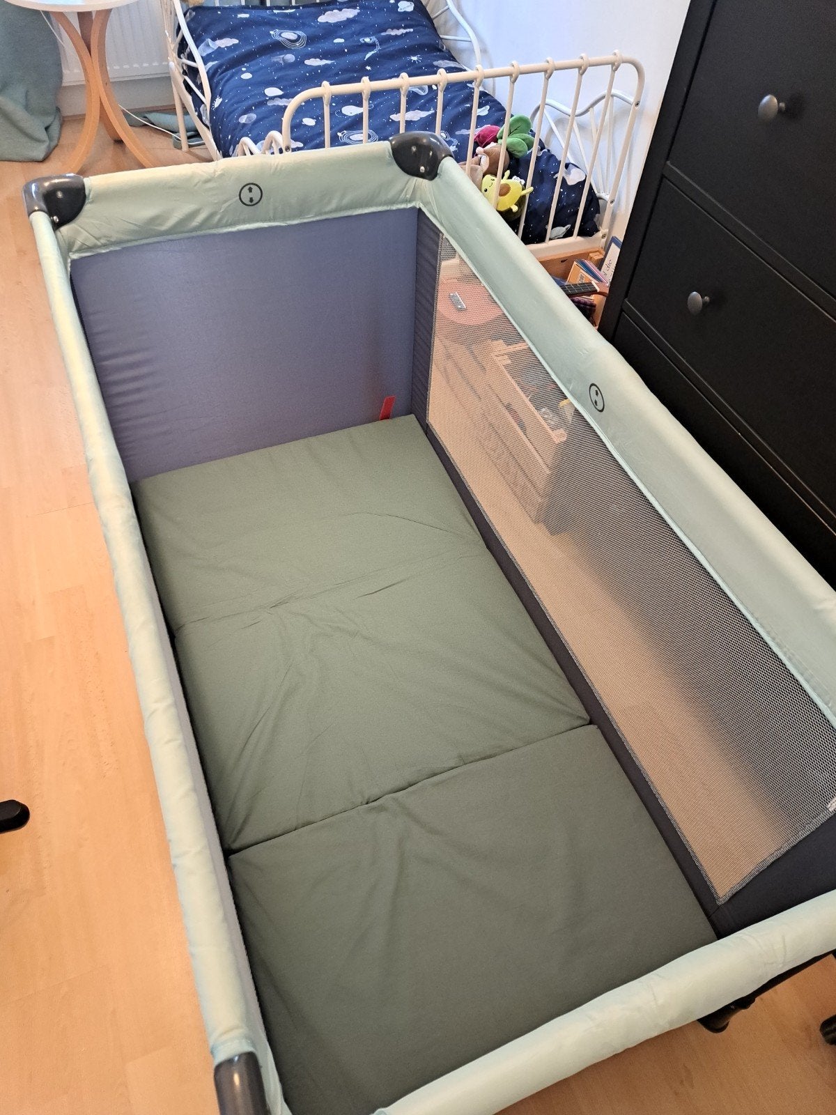 Qute Q-sleep Reisbedje - Inklapbaar en Compact, Kinderen en Baby's, Ophalen, Zo goed als nieuw, Reisbedje