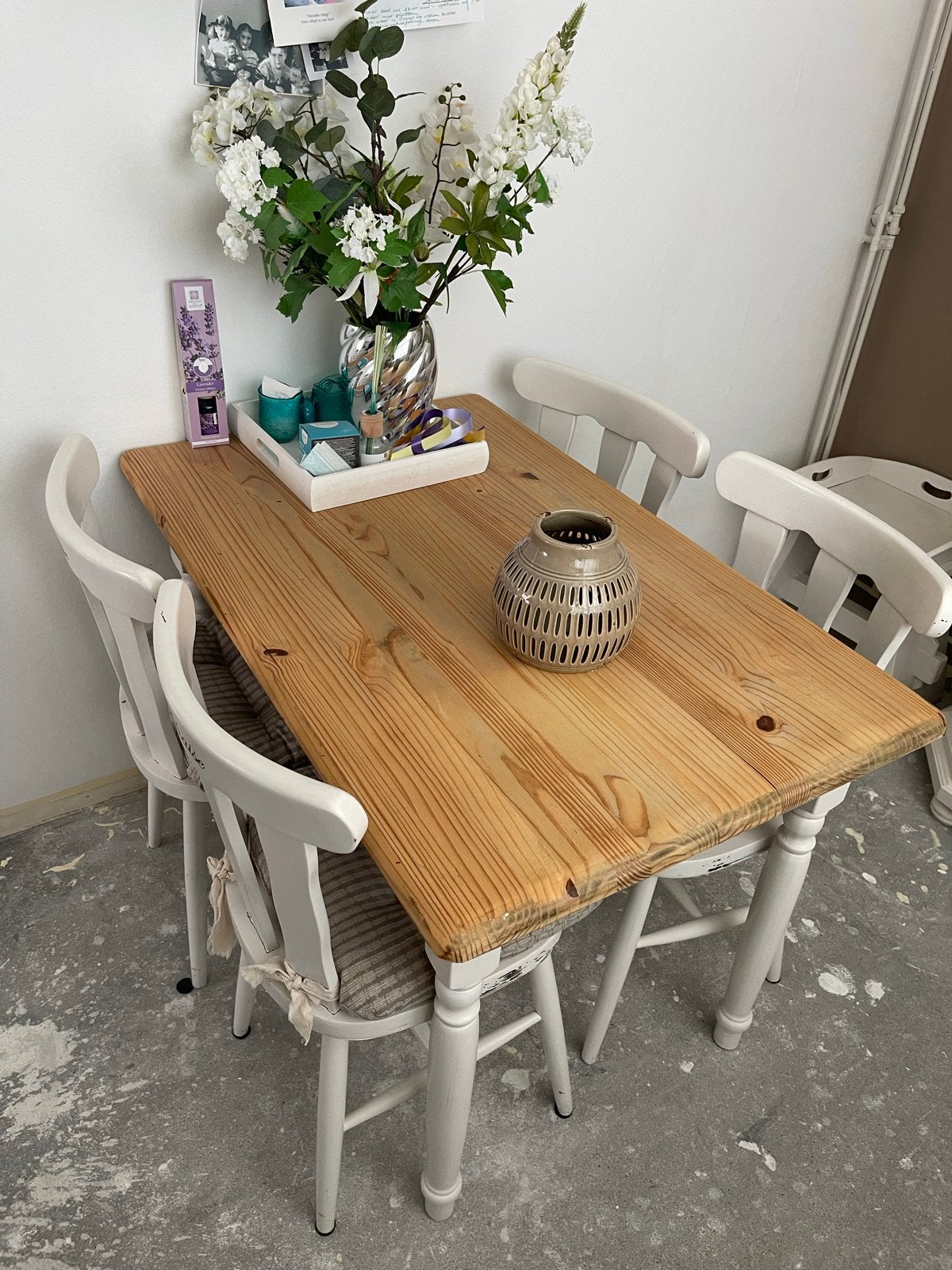 Gratis!!Eethoekje met tafel, 4 stoelen en vitrinekast, Ophalen, Gebruikt, 100 tot 150 cm, 50 tot 100 cm