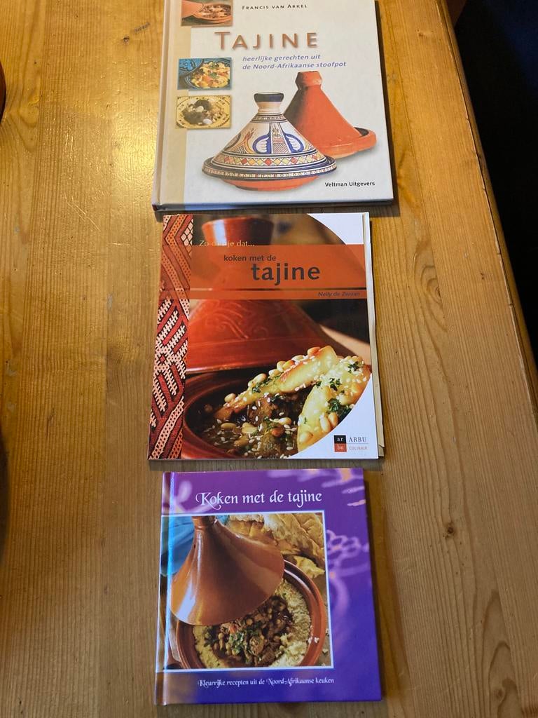 Tajine met kookboeken., Ophalen of Verzenden, Zo goed als nieuw