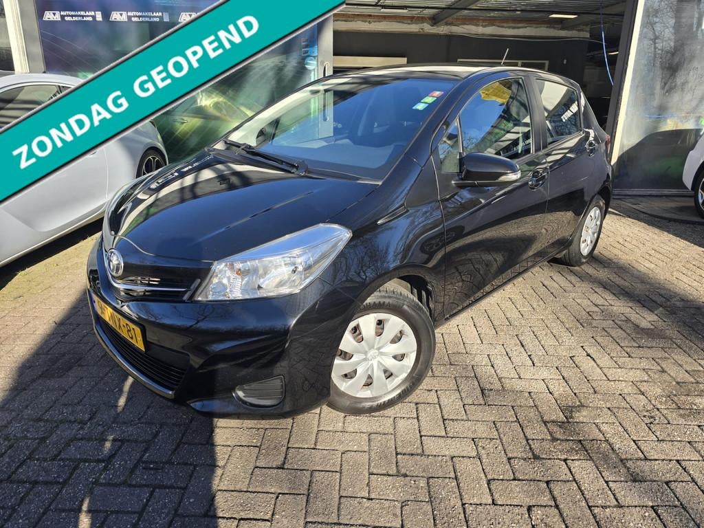 Toyota Yaris 1.0 VVT-i Now | 1E EIGENAAR | 12MND GARANTIE |, Euro 5, Stof, Gebruikt, Zwart