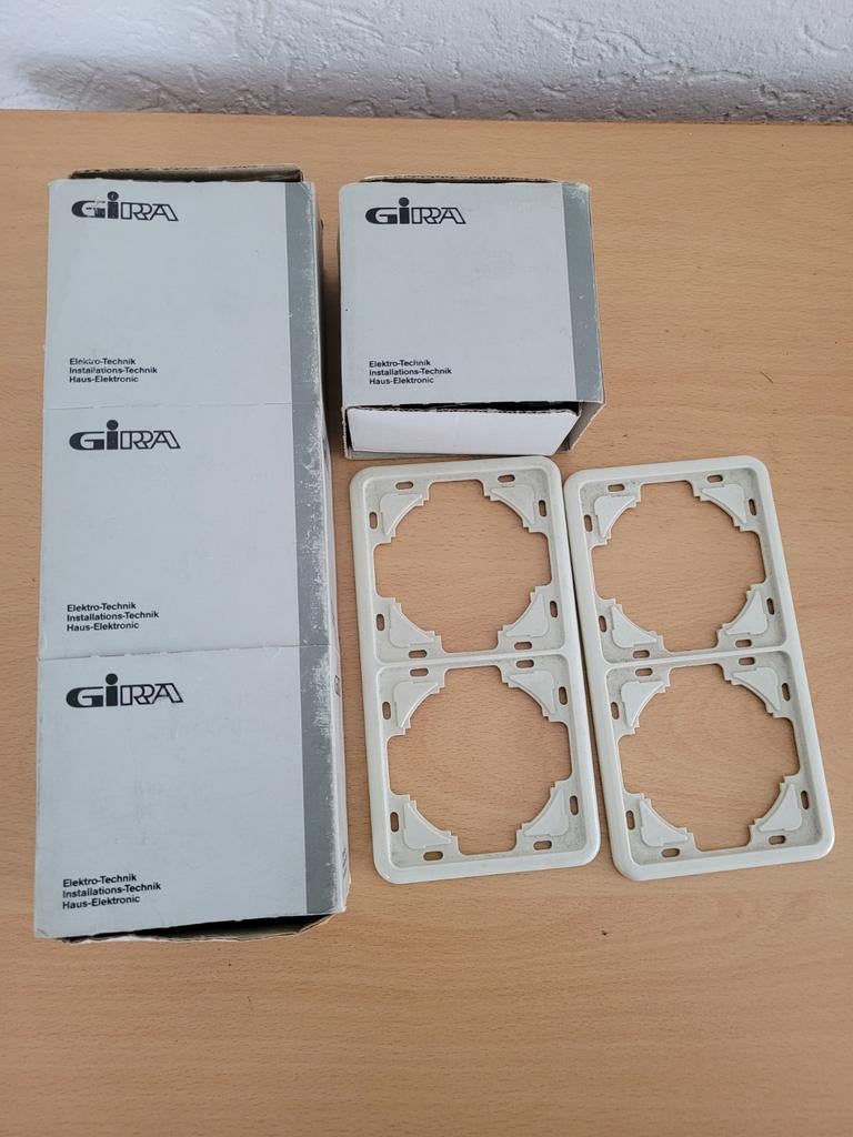 Gira 4 stopcontacten met afdekraam nieuw, Nieuw, ..., Ophalen of Verzenden, Stopcontact