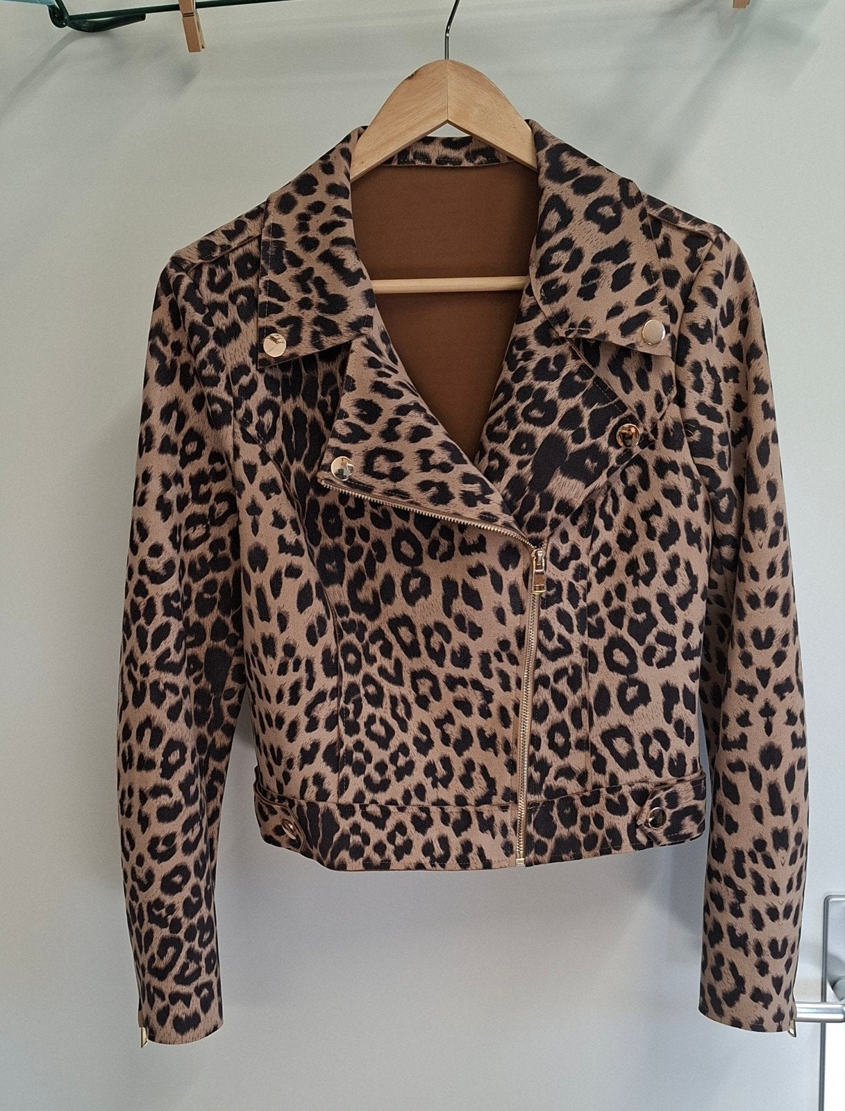 Trendy Panterprint Jasje met Schuine Rits - Nieuw!, Ophalen of Verzenden, Nieuw, Maat 36 (S), Meerkleurig
