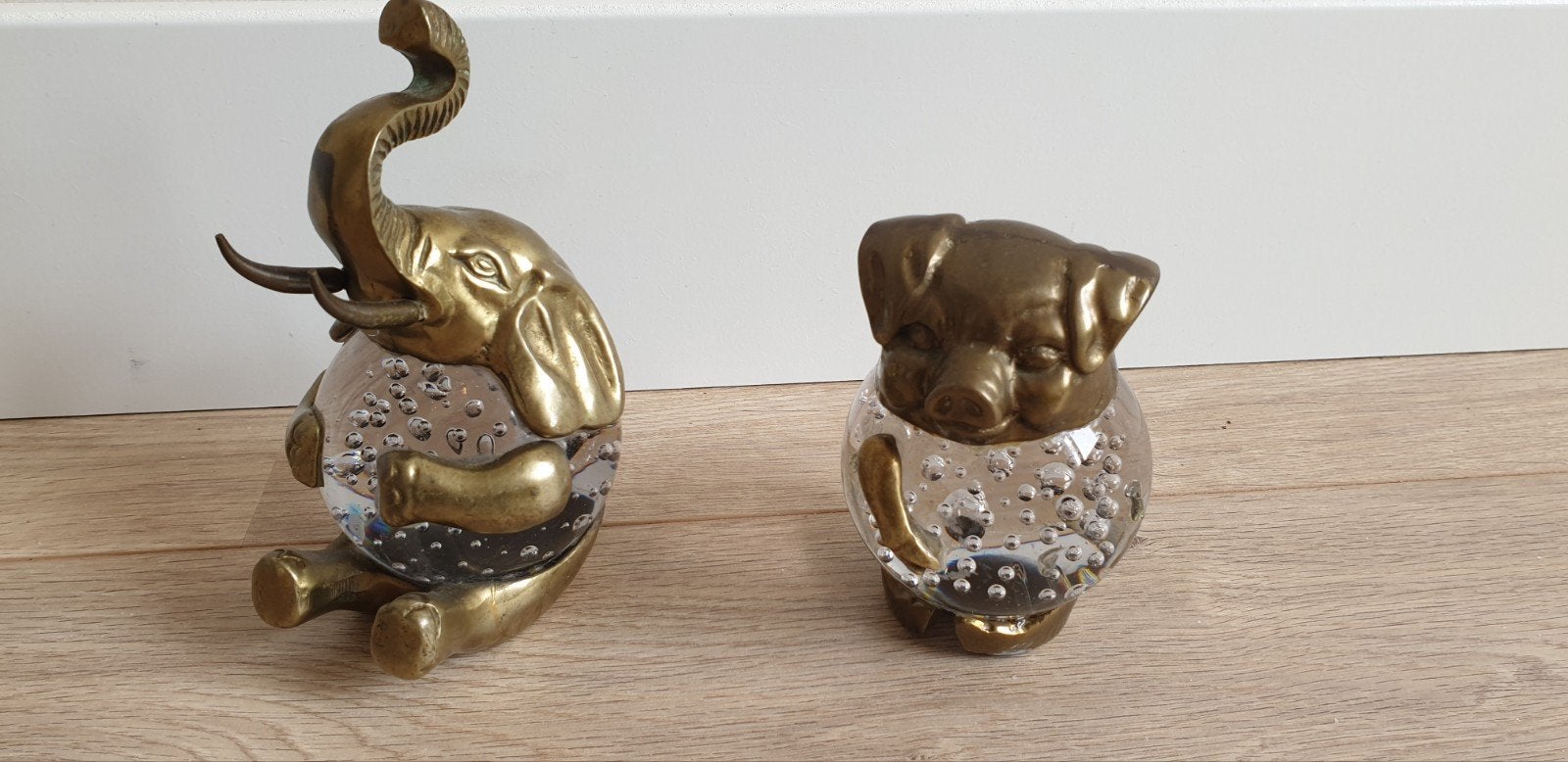 Messing olifant en varken met glazen bol, Ophalen