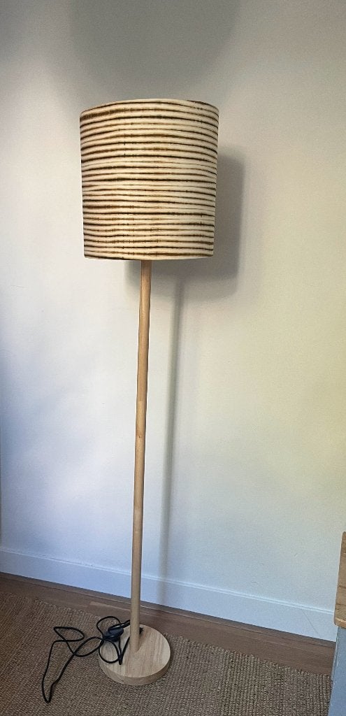 Sta lamp van mooi licht hout met kap, Huis en Inrichting, Lampen | Vloerlampen, Ophalen, Nieuw, Hout, 150 tot 200 cm
