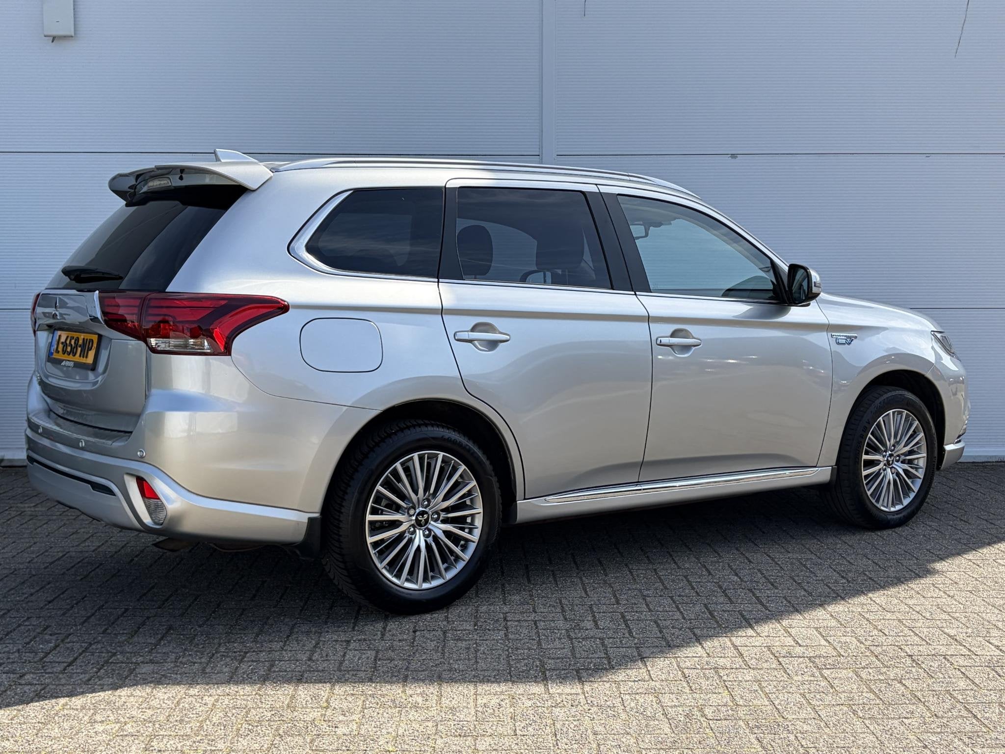 Mitsubishi Outlander 2.4 PHEV Intense / Trekhaak ( 1500 kg ), Automaat, Euro 6, 4 cilinders, 1865 kg