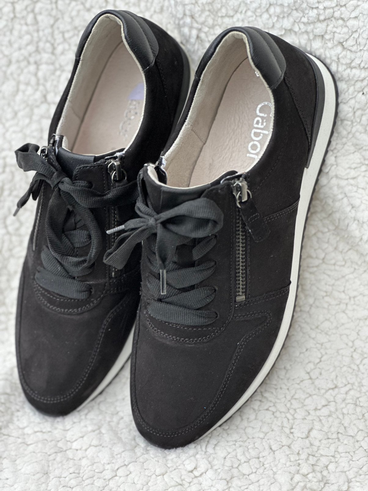 Sneaker van Gabor in zwart nubuk op een witte rubberzool, Ophalen of Verzenden, Zo goed als nieuw, Zwart, Sneakers of Gympen