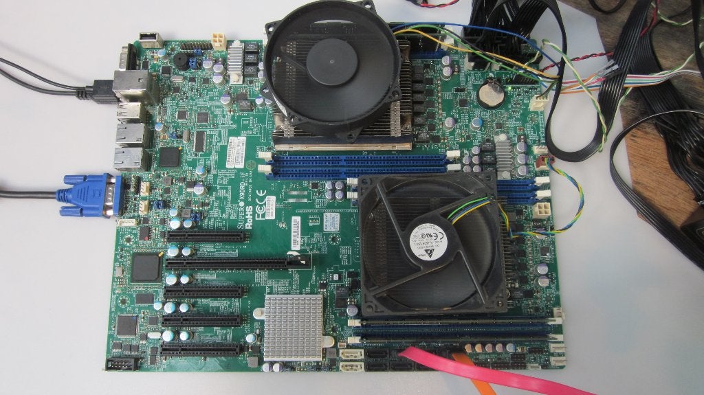 Supermicro Super X9DRD-iF Dual Xeon E5-2670 4 x 16G DDR3, Computers en Software, Gebruikt, 2 tot 3 Ghz, 64 GB, Hot swappable onderdelen