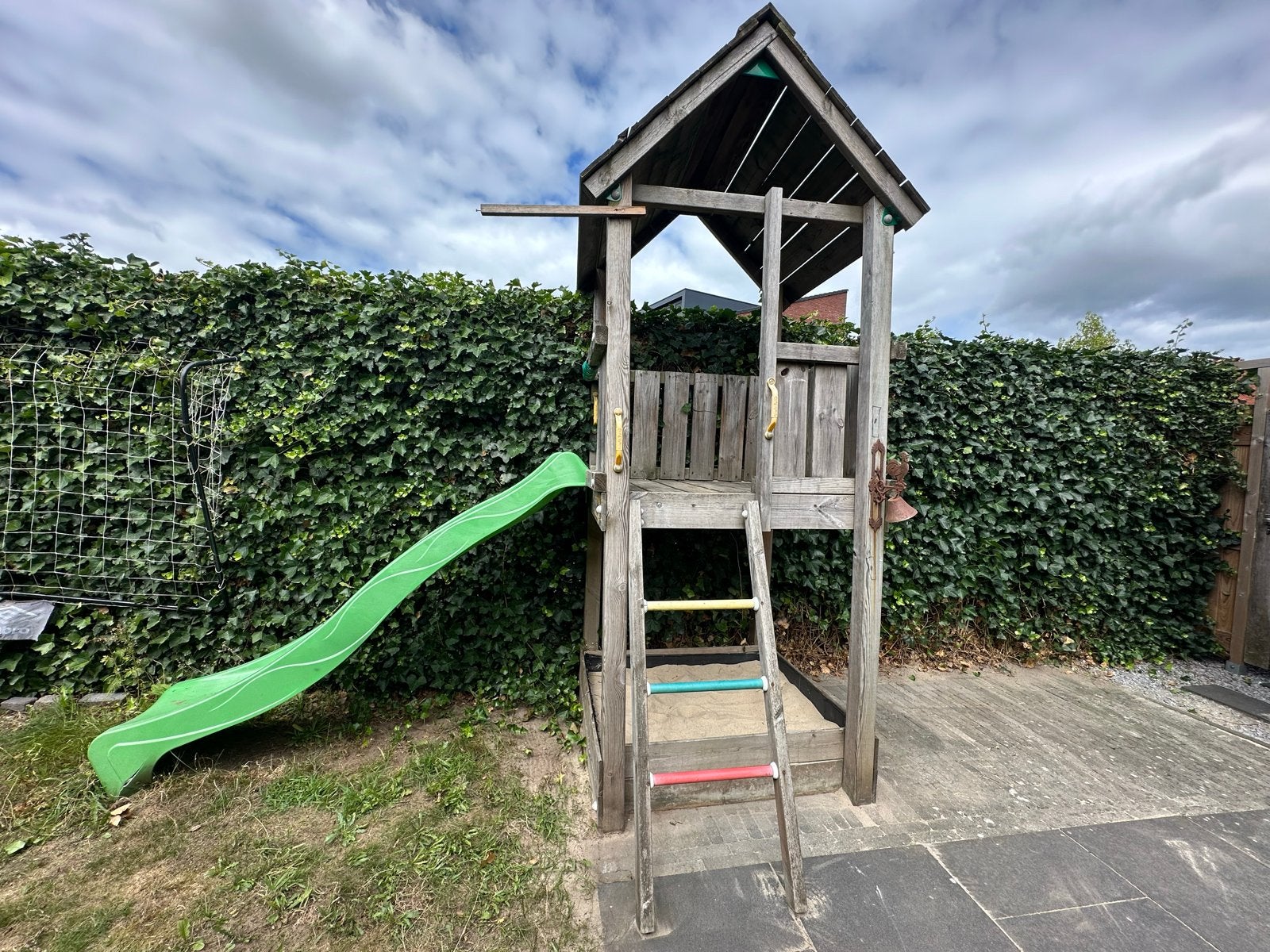 Houten speelhuisje met glijbaan en zandbak van Jungle gym, Kinderen en Baby's, Speelgoed | Buiten | Speeltoestellen, Ophalen, Gebruikt