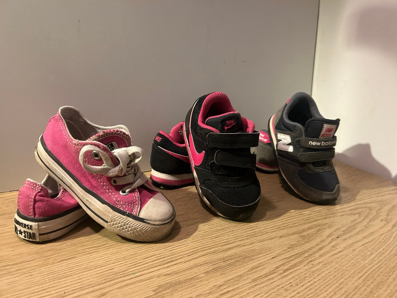 Drie paar sneakers: Converse, Nike, New Balance Mt 22 & 23,5, Ophalen, Gebruikt, Meisje, Schoenen