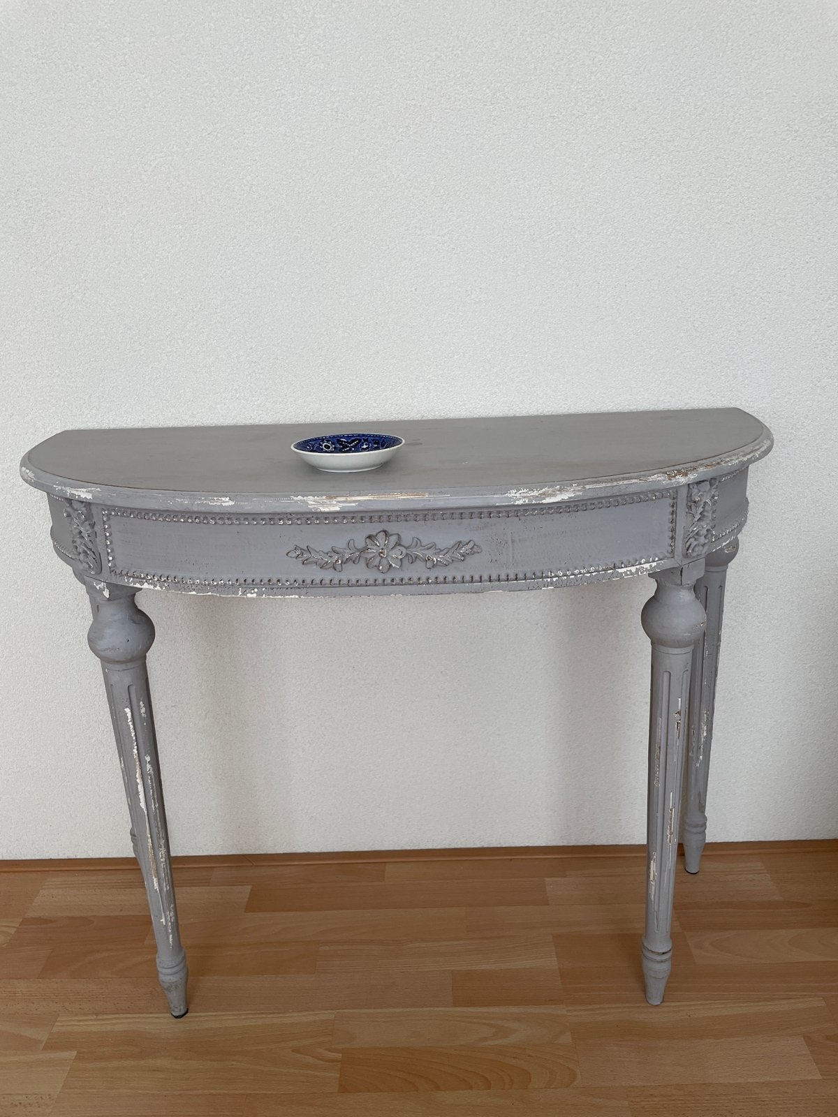 Grijze halfronde consoletafel met sierlijke details, Huis en Inrichting, Tafels | Sidetables, Ophalen, Gebruikt