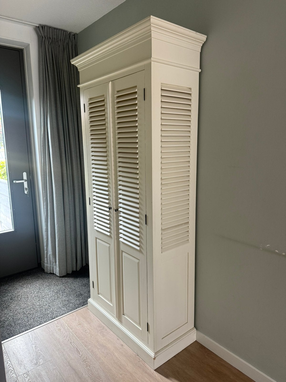 Louvre garderobekast 85cm breed en 40cm diep en 210 cm hoog, Ophalen, 200 cm of meer, 50 tot 100 cm, Zo goed als nieuw