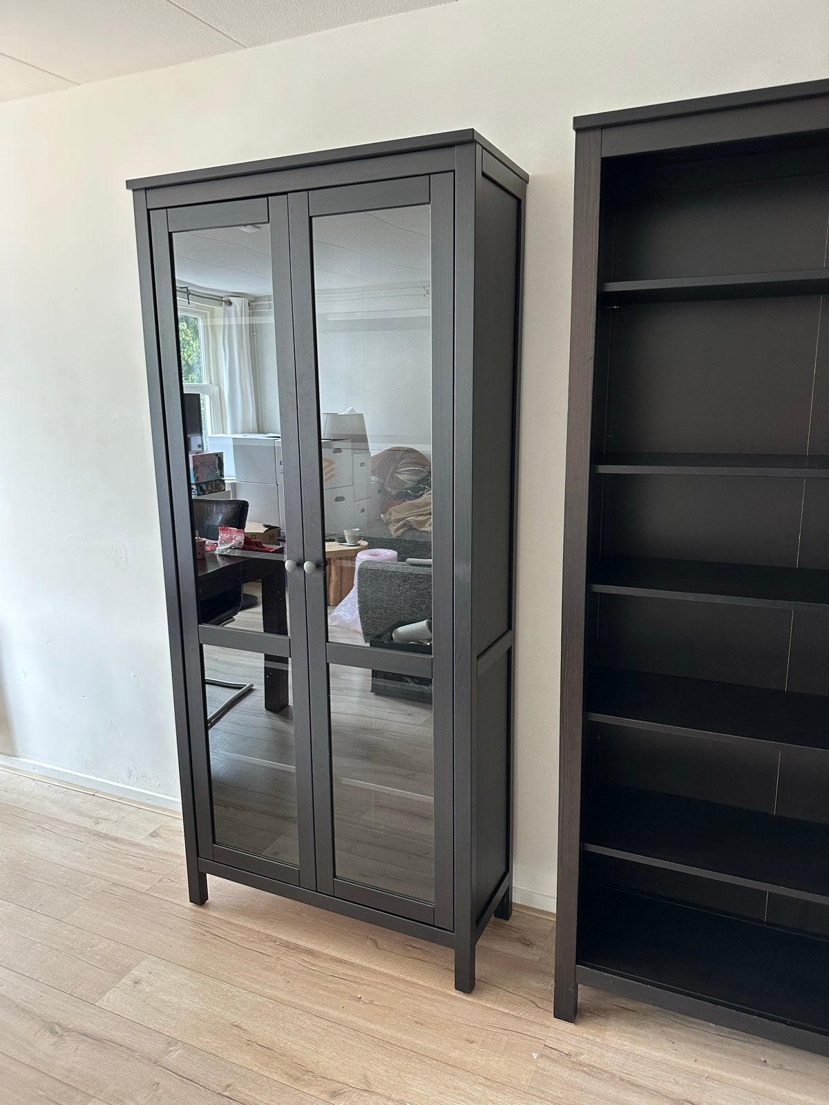 Ikea Hemnes Vitrinekast Zwartbruin, Huis en Inrichting, Kasten | Vitrinekasten, Ophalen, Gebruikt, 50 tot 100 cm, 150 tot 200 cm