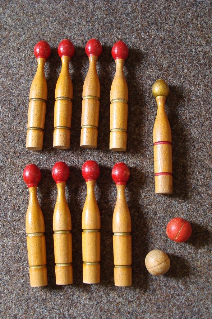 Vintage houten kegelspel - 9 kegels en 2 ballen, Ophalen of Verzenden, Gebruikt, Overige typen