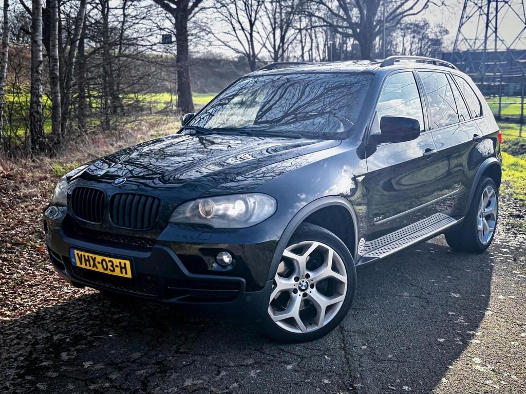 BMW E70 X5 3.0D xDrive Pano Leder CarPlay Stuur.vw 20” ☑, Auto's, BMW, Gebruikt, X5, 2993 cc, Navigatiesysteem