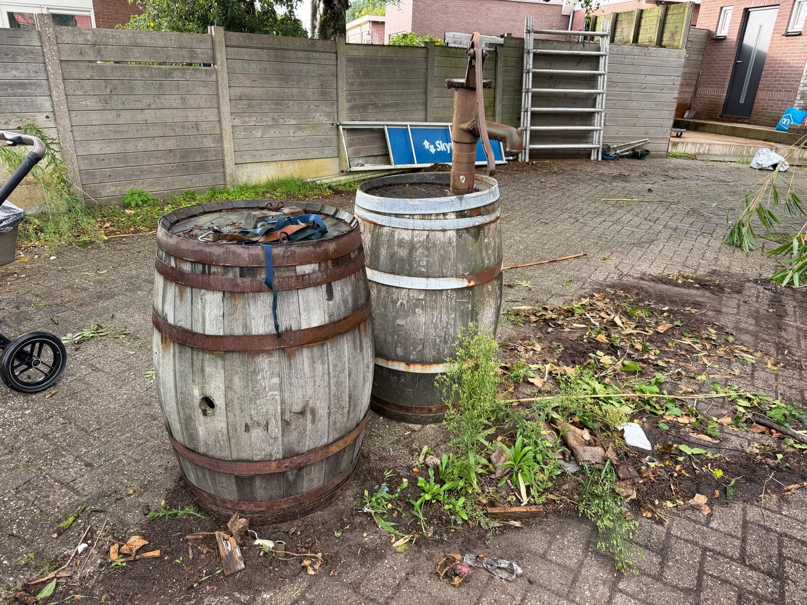 Twee houten regentonnen waarvan een met pomp t.e.a.b., Ophalen of Verzenden, Gebruikt