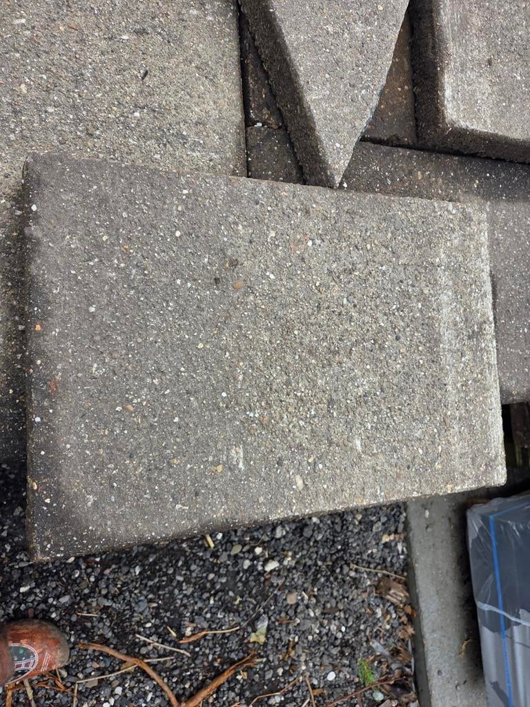 Gratis tegels: 75m2 bestrating (30x30x4 en 60x40x6), Gebruikt, Ophalen of Verzenden, 10 m² of meer, Beton