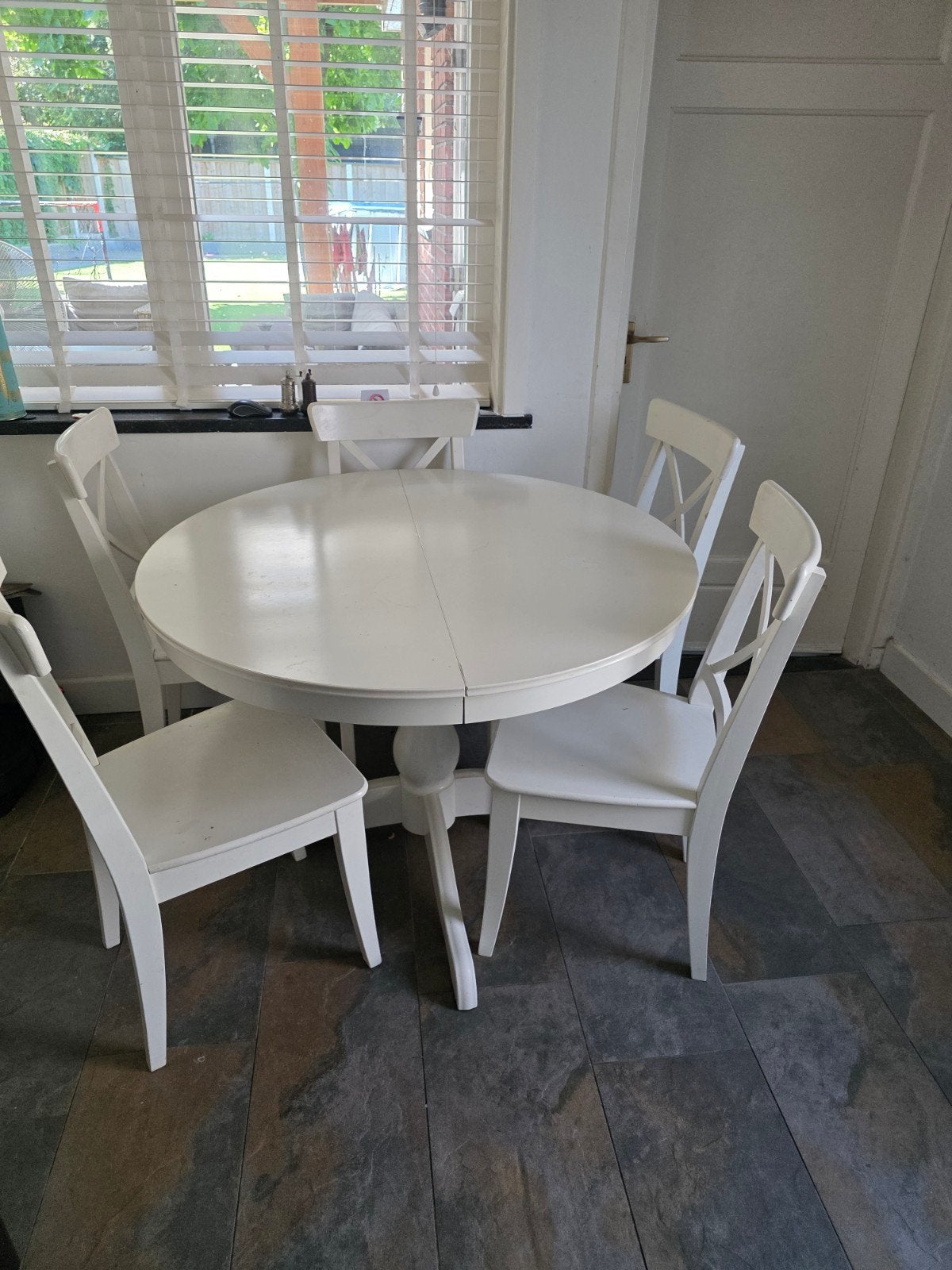 IKEA eettafel met 5 stoelen - uitschuifbaar, Huis en Inrichting, Tafels | Eettafels, Gebruikt, Modern, Scandinavisch, Rond, Ophalen of Verzenden