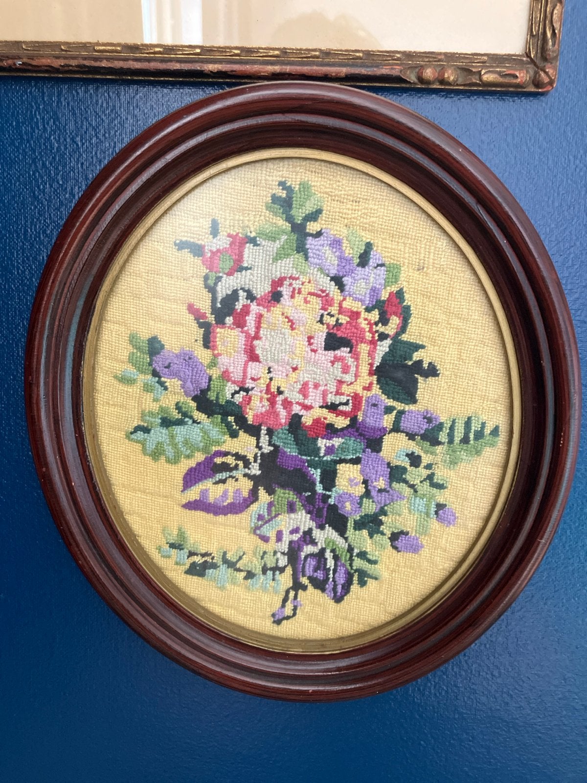 Vintage geborduurd bloemenstuk in ovale lijst, Antiek en Kunst, Ophalen of Verzenden